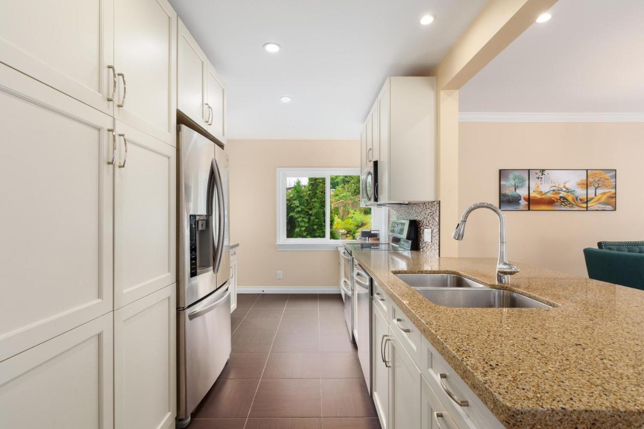 Lovely 3 Bedroom Port Moody Spacious Home 6 People Free Parking Экстерьер фото